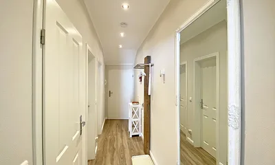 Flur mit Garderobe und Spiegel