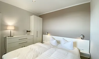 1. Schlafzimmer mit Kommode