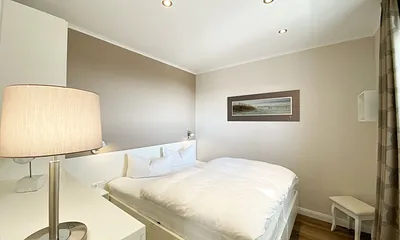 1. Schlafzimmer mit Doppelbett bietet viel Stauraum