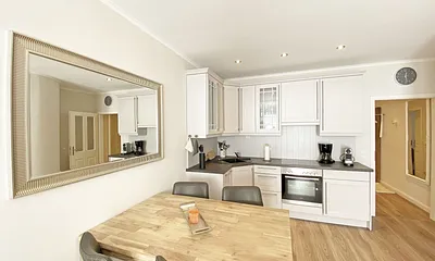 Küche mit Esstisch für gemeinsames Essen