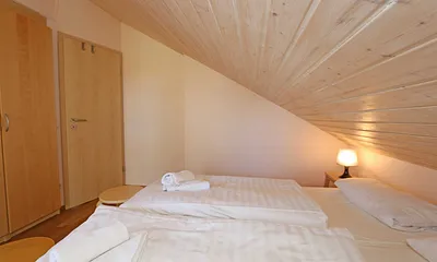 2. Schlafzimmer mit großem Kleiderschrank