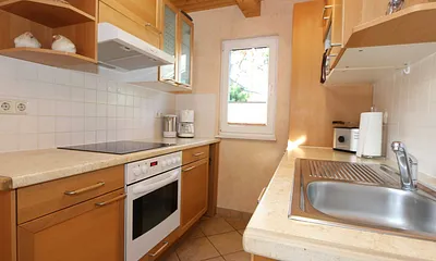 Küchenzeile mit Backofen