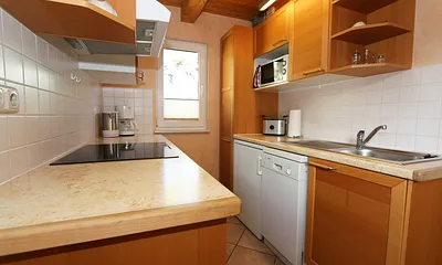 moderne Küchenzeile mit allem was zum Kochen benötigt wird