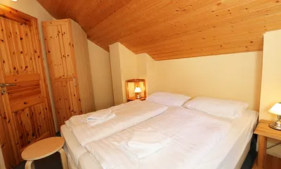 1. Schlafzimmer mit Kleiderschrank