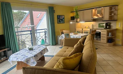 Wohnzimmer mit Essbereich und offener Küche
