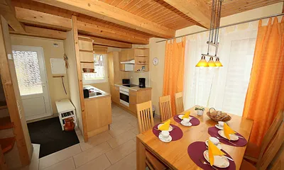 Essbereich mit Küchenzeile und Eingangsbereich