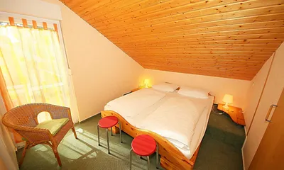 1. Schlafzimmer mit Doppelbett und Kleiderschrank