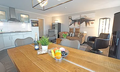 Esstisch mit Vollausgestatteter Küche