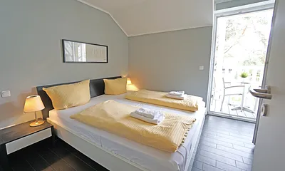 erstes Schlafzimmer mit Doppelzimmer