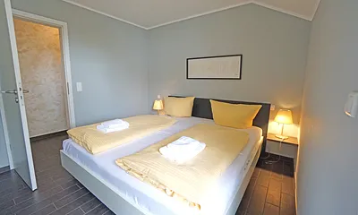 erstes Schlafzimmer mit Doppelbett