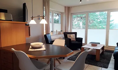 Wohnzimmer mit Essplatz, Küchenzeile, Flat-TV