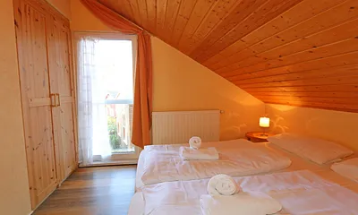 2. Schlafzimmer mit großem Kleiderschrank