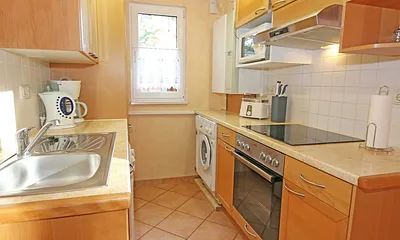 moderne Küche mit Backofen