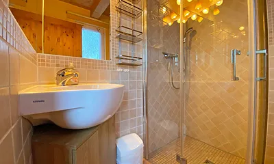 Badezimmer unten mit Waschbecken und WC