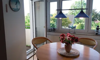 Eßecke im Wohnzimmer mit Ausgang zum Balkon