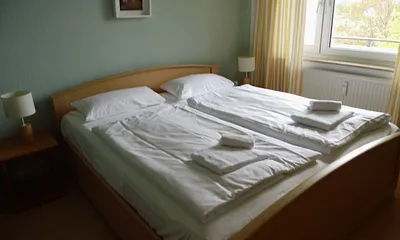 Schlafzimmer mit Doppelbett 1,80m breit