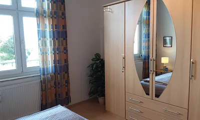 Großer Kleiderschrank im Schlafzimmer