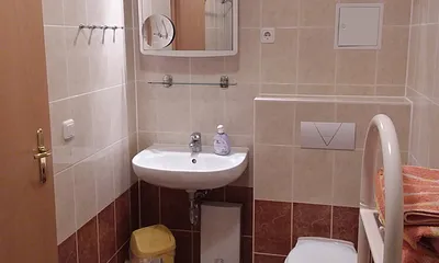 Bad mit WC und Waschbecken