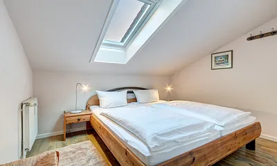 Schlafzimmer mit Doppelbett & elektronischer Verdunklungsjalousie