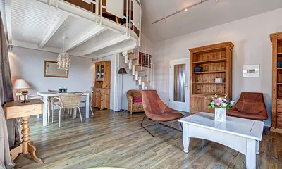 Wohnzimmer mit Essplatz & Sitzgruppe