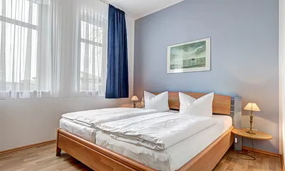 Schlafzimmer mit Doppelbett