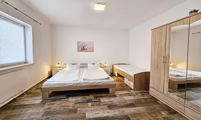 Schlafzimmer I mit Doppelbett & Einzelbett, Kleiderschrank