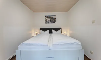 Schlafzimmer mit Doppelbett