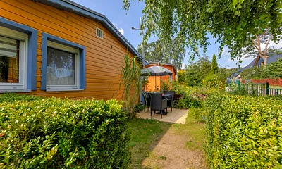 Außenansicht mit Terrasse und Sitzmöglichkeit