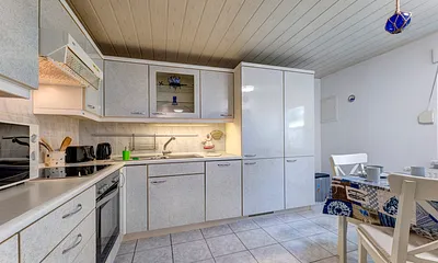 Küche mit E-Herd, Backofen, Geschirrspüler und Essbereich 