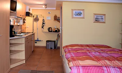 mit Küchenzeile zur Selbstversorgung