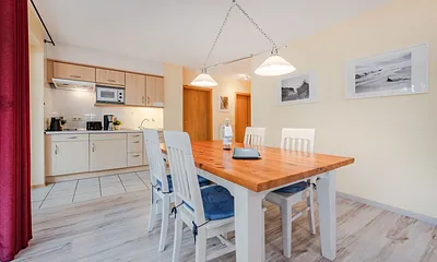 Küchenzeile mit Esstisch