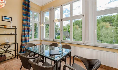 Loggia mit Esstisch und Platz für 6 Gäste