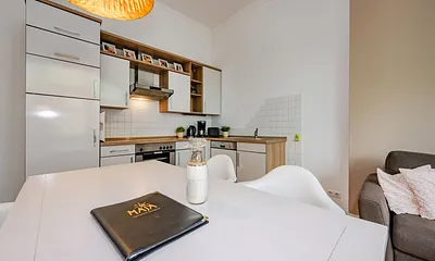 Küchenzeile mit Esstisch