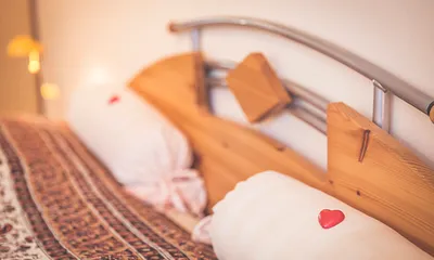 Doppelbett im Schlafzimmer