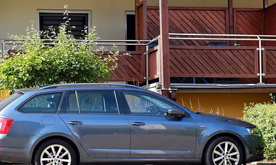 Hier steht ihr PKW, direkt an der Wohnung, abgeschlossenes Grundstück