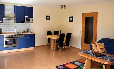 Küche mit Essbereich, beleuchtet