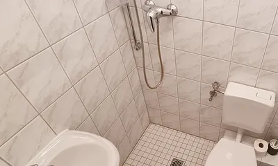 Gäste- WC mit Dusche