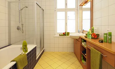 Bad mit Dusche und Badewanne