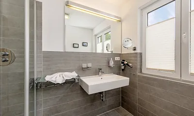 Das moderne Bad mit Fenster, Fön, WC ...