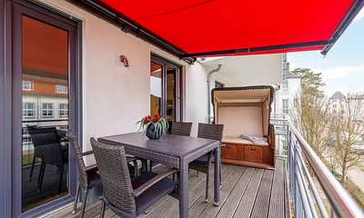 Der möblierte Balkon hat eine elektrische Markise mit Windsensor.