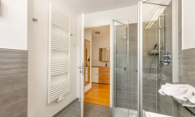 ... und bodengleicher Echtglasdusche.