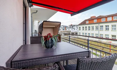 Der möblierte Balkon hat eine elektrische Markise mit Windsensor.