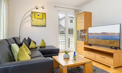 Die bequeme Ledercouch ist ausziehbar zur Schlafcouch.