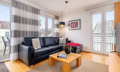 Die bequeme Ledercouch ist ausziehbar zur Schlafcouch.