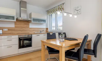 Die Küchenzeile mit Eßbereich.