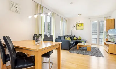 Alle Fenster in der Wohnung haben elektrische Außenrolläden.