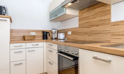 Die hochwertige und voll ausgestattete Küchenzeile mit Geschirrspüler.