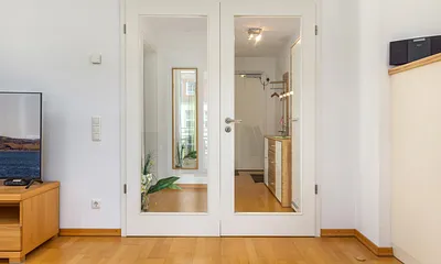 Blick vom Wohnzimmer in den Flur.