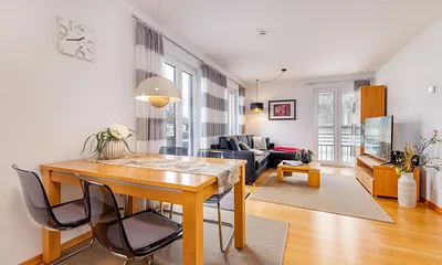 Blick durch das Wohnzimmer mit Austritt zum Balkon.