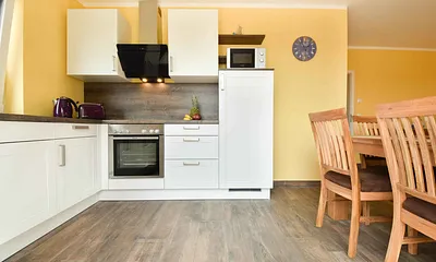 offene voll ausgestattete Küche